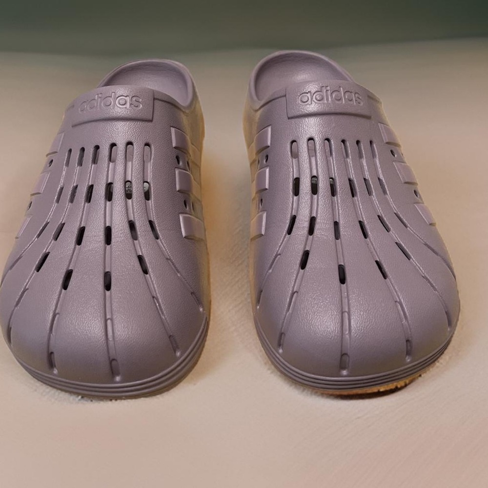 🔥LIKE NEW ADIDAS CLOGS🔥